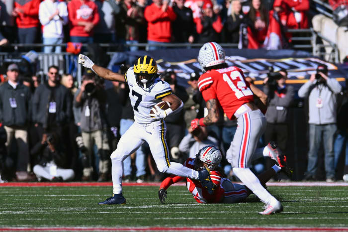 Donovan Edwards with the football.