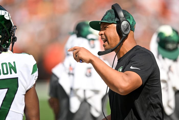 Jets wide receivers coach Miles Austin on the sideline.