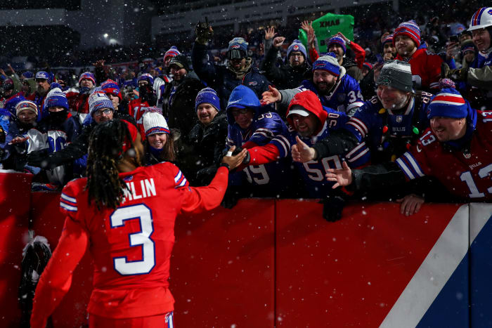 Damar Hamlin greeting fans.
