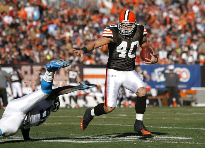 CLEVELAND - NOVEMBER 28: Running back Peyton Hillis #40 of the Cleveland Browns runs the ball by linebacker Jon Beason #52 of the Carolina Panthers for a touchdown at Cleveland Browns Stadium on November 28, 2010 in Cleveland, Ohio. (Photo by Matt Sullivan/Getty Images)