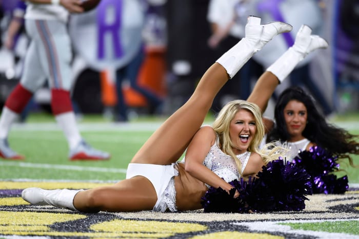 Nfl World Reacts To The Vikings Cheerleader Video The Spun 7385