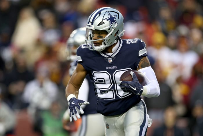 Cowboys running back Tony Pollard carries the ball against the Washington Commanders.
