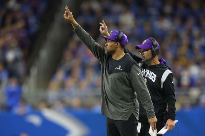 Keenan McCardell coaching for the Vikings.