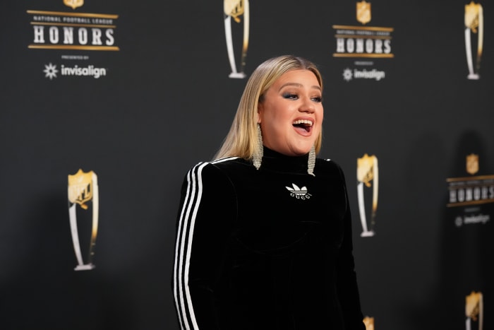 Look: Kelly Clarkson Trolls Tom Brady At NFL Honors - The Spun: What's ...