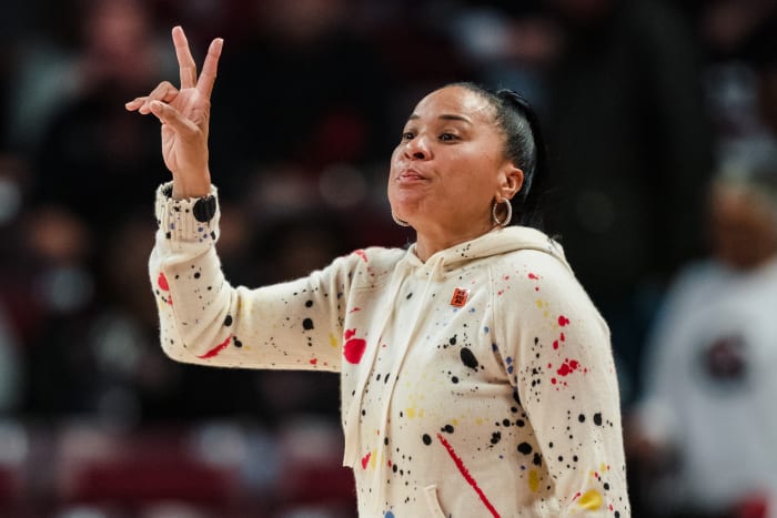 Dawn Staley Had Perfect Reaction To Being Booed During LSU-South ...