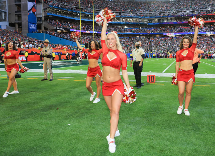 Look Nfl World Reacts To Chiefs Cheerleaders Photo The Spun