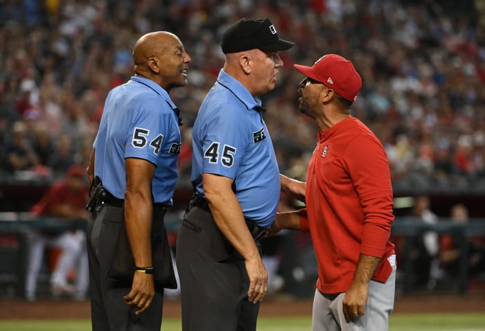 CB Bucknor and Oli Marmol argue during a game.