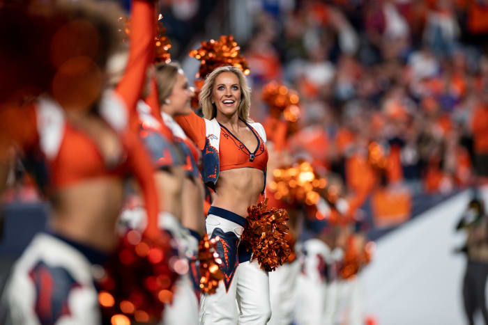 Look Nfl World Reacts To Cheerleaders Swimsuit Photo The Spun