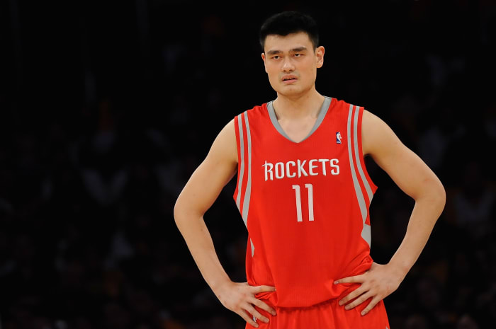 Photo Of 7-Foot-6 Yao Ming Sitting Courtside Is Going Viral - The Spun