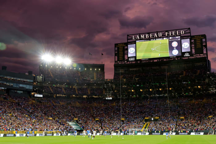 Erin Andrews Has A 2-Word Description Of Iconic Lambeau Field - The Spun