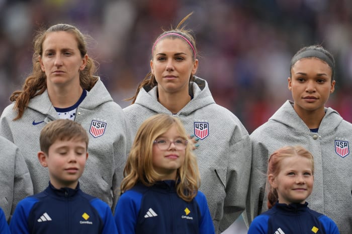 legendary-tennis-star-comes-to-defense-of-u-s-women-s-national-team