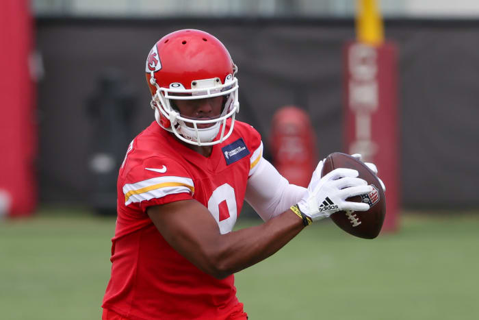 JuJu Smith-Schuster catches a pass during Chiefs practice.