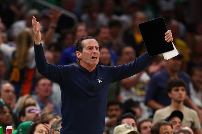 Kenny Atkinson on the sidelines for the Warriors.