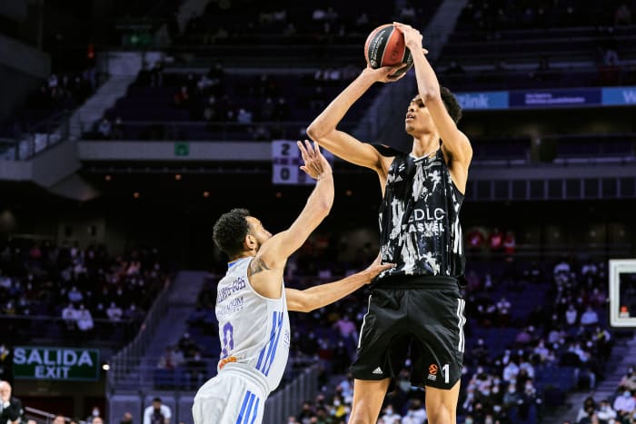 MADRID, SPAIN - MARCH 17: Victor Wembanyama of LDLC Asvel Villeurbanne shoots during the Turkish Airlines EuroLeague match between Real Madrid and LDLC Asvel Villeurbanne at Wizink Center on March 17, 2022 in Madrid, Spain. (Photo by Sonia Canada/Getty Images)