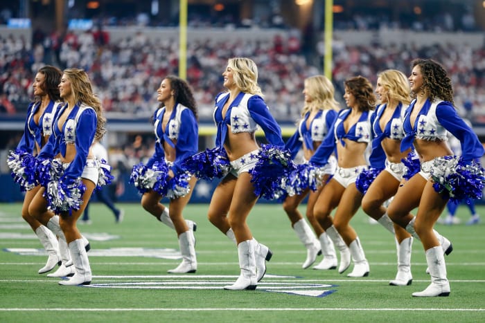 Photos: The Dallas Cowboys Cheerleaders Are Ready For Christmas - The Spun