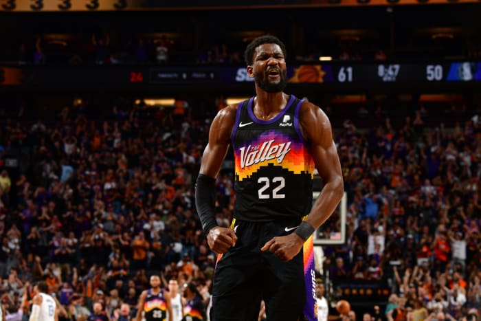 PHOENIX, AZ – 10 MAI: Deandre Ayton # 22 des Phoenix Suns célèbre contre les Dallas Mavericks lors du cinquième match des demi-finales de la Conférence Ouest des Playoffs NBA 2022 le 10 mai 2022 au Footprint Center de Phoenix, Arizona.  REMARQUE À L'UTILISATEUR : L'utilisateur reconnaît et accepte expressément qu'en téléchargeant et/ou en utilisant cette photographie, l'utilisateur accepte les termes et conditions du contrat de licence Getty Images.  Avis de droit d'auteur obligatoire : Copyright 2022 NBAE (Photo de Barry Gossage/NBAE via Getty Images)