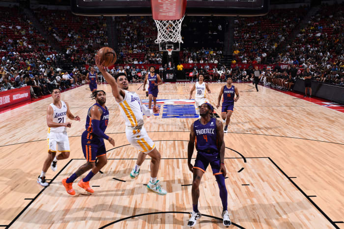 Scotty Pippen Jr. of the Lakers drives to the rim.