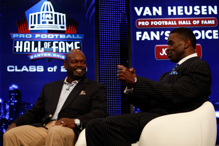 FORT LAUDERDALE, FL - FEBRUARY 06: (L-R) Former teammates Emmitt Smith and Michael Irvin speak on stage after Smith was announced as one of the newest enshrinees into the Hall of Fame during the Pro Football Hall of Fame Class of 2010 Press Conference held at the Greater Ft. Lauderdale/Broward County Convention Center as part of media week for Super Bowl XLIV on February 6, 2010 in Fort Lauderdale, Florida. (Photo by Chris Graythen/Getty Images)