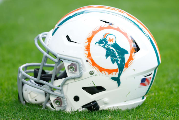 Mike McDaniel Reacts To Dolphins Heartbreaking Front Office Loss The mike-mcdaniel-reacts-to-dolphins-heartbreaking-front-office-loss-the