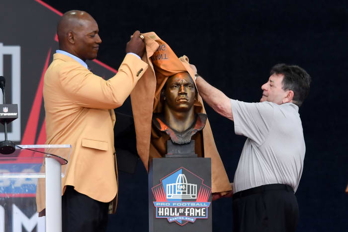 CANTON, OHIO - AUGUST 06: Bryant Young (L) and his presenter Edward DeBartolo Jr.  unveil Youngs bronze bust during the 2022 Pro Hall of Fame Enshrinement Ceremony at Tom Benson Hall of Fame Stadium on August 06, 2022 in Canton, Ohio.  (Photo by Nick Cammett/Getty Images)