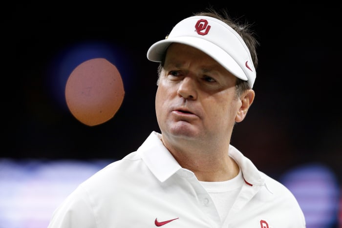 Oklahoma Sooners head coach Bob Stoops looks on against the Auburn Tigers during the 2017 Allstate Sugar Bowl.