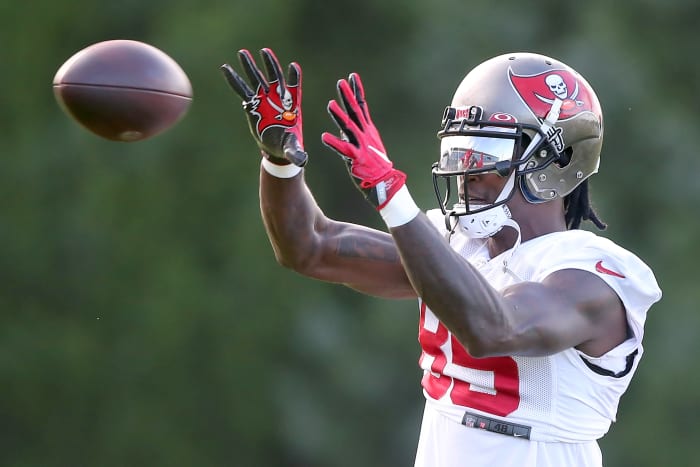 TAMPA, FL - AUG 09: Tampa Bay Buccaneers wide receiver Julio Jones (85) catches a pass during Tampa Bay Buccaneers training camp at AdventHealth Training Center at One Buccaneer Place on August 09, 2022 in Tampa, Florida.  (Photo by Cliff Welch/Icon Sportswire via Getty Images)