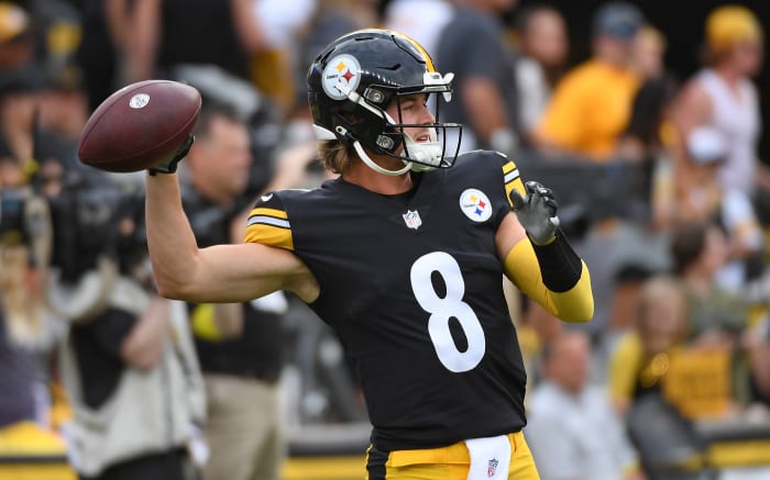 PITTSBURGH, PA - AUGUST 13: Kenny Pickett #8 of the Pittsburgh Steelers warms up before a preseason game against the Seattle Seahawks at Acrisure Stadium on August 13, 2022 in Pittsburgh, Pennsylvania.  (Photo by Justin Berl/Getty Images)