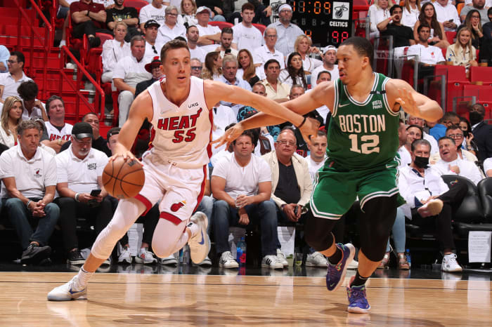 Duncan Robinson drives to the basket against the Boston Celtics.