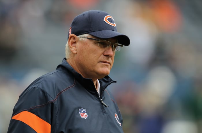 Former NFL coach Mike Martz on the sideline of a Chicago Bears game.