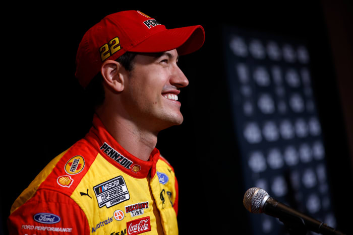 Joey Logano, pilote vétéran de NASCAR, sur le podium.