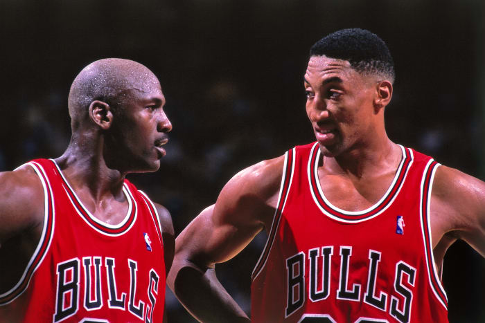 Mantan rekan setim Bulls Michael Jordan dan Scottie Pippen di lapangan.