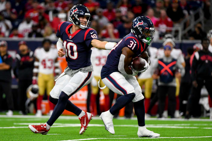 Dameon Pierce takes a handoff from Houston Texans quarterback Davis Mills.