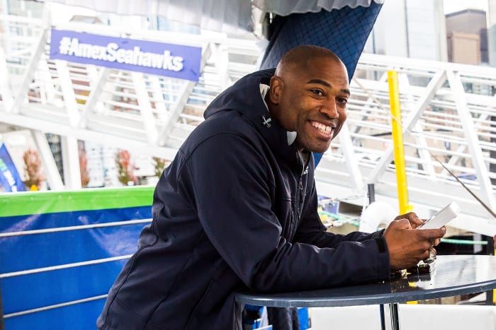 Former Seahawks running back Shaun Alexander smiles for fans.