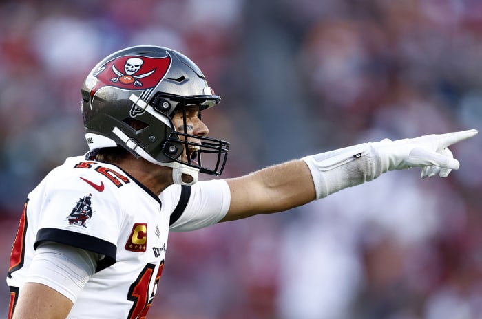 Tom Brady yells for a play during Sunday's Bucs vs.  Packers game.