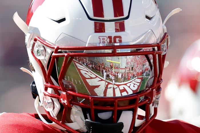 Braelon Allen runs the ball for Wisconsin.
