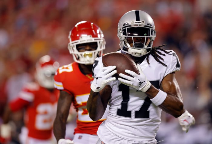 Davante Adams catches a pass against Chiefs.