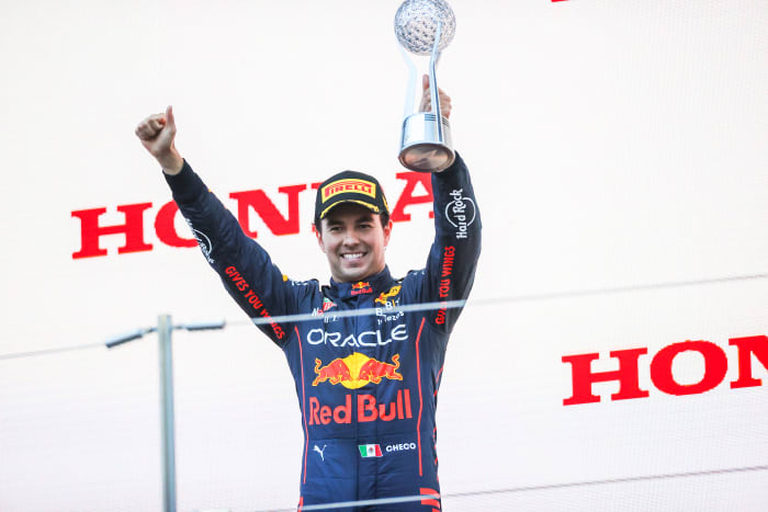 Sergio Perez merayakan