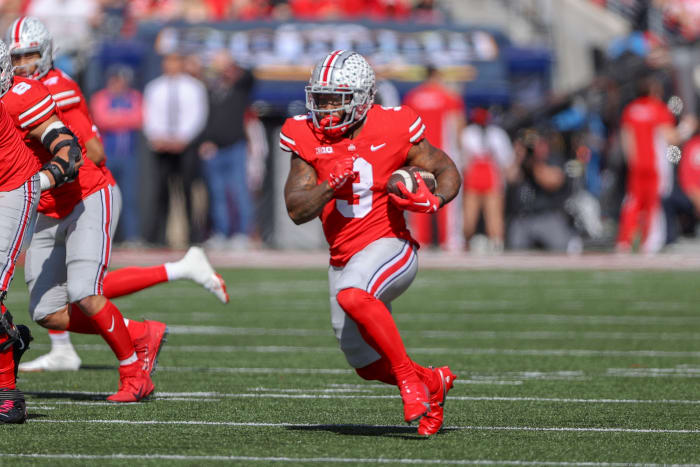 Miyan Williams running with the football.
