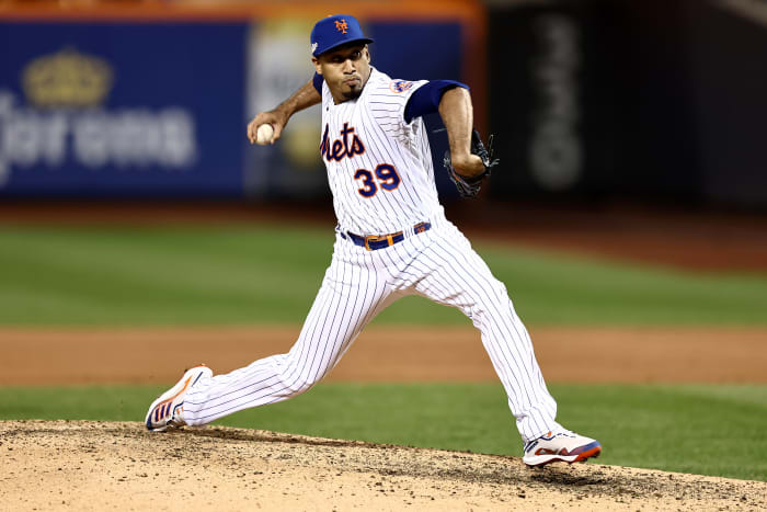 NEW YORK, NEW YORK - OCTOBER 09: Edwin Diaz #39 of the New York Mets throws a pitch against the San Diego Padres during the eighth inning in game three of the National League Wild Card Series at Citi Field on October 09, 2022 in the Flushing neighborhood of the Queens borough of New York City.  (Photo by Dustin Satloff/Getty Images)