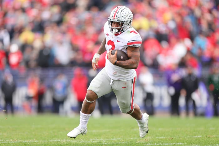 Miyan Williams running with the ball.