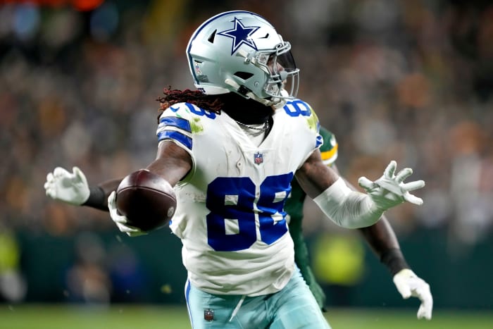 GREEN BAY, WISCONSIN - NOVEMBER 13: CeeDee Lamb #88 of the Dallas Cowboys scores a touchdown during the third quarter against the Green Bay Packers at Lambeau Field on November 13, 2022 in Green Bay, Wisconsin. (Photo by Patrick McDermott/Getty Images)