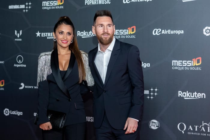 BARCELONA, SPAIN - OCTOBER 10: Antonella Rocuzzo and Lionel Messi attend the photocall of 'Messi 10' by Cirque du Soleil on October 10, 2019 in Barcelona, Spain. (Photo by Xavi Torrent/WireImage)
