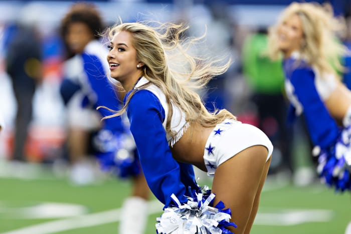 Dallas Cowboys cheerleader going viral on Thanksgiving.