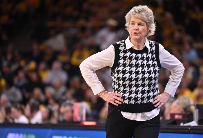 Iowa Coach Lisa Bluder Heartbroken For Injured Hawkeyes Player - The Spun