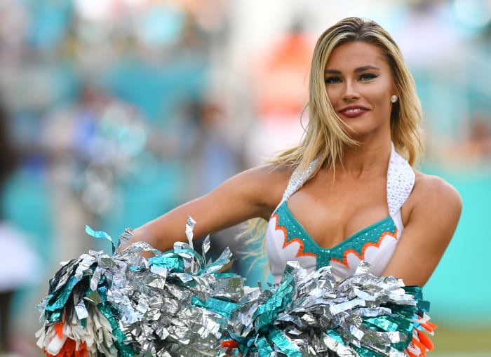 Dolphins Cheerleader Goes Viral After Teams Week 1 Victory The Spun 