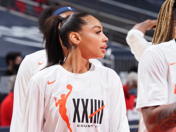 Photo: Kysre Gondrezick's Stunning Pregame Outfit Goes Viral - The Spun