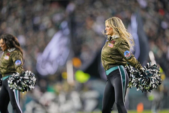 Eagles Cheerleader Goes Viral During Team's Comeback Sunday - The Spun