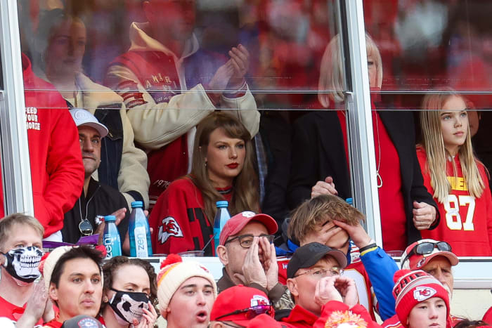 Photos: Taylor Swift's Outfit For Chiefs vs. Patriots Is Going Viral ...