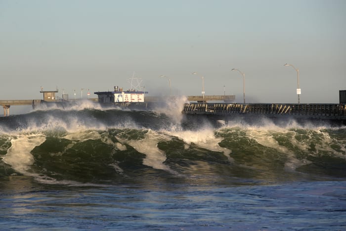 Questo è l'Inizio della Fine - Pagina 8 Large-surf-hits-southern-california-coast