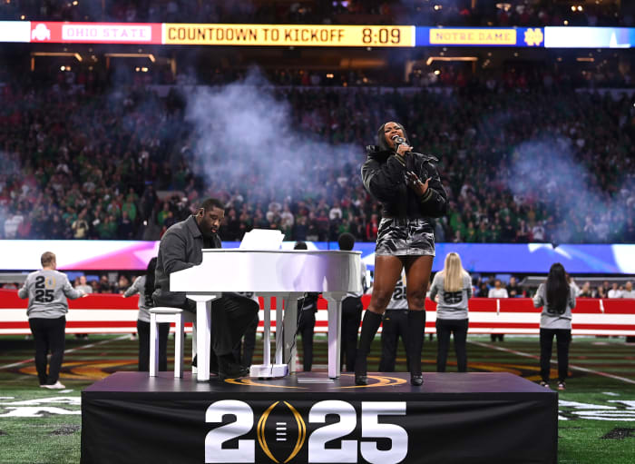 '10/10' Fans Loved National Anthem Before Ohio StateNotre Dame The